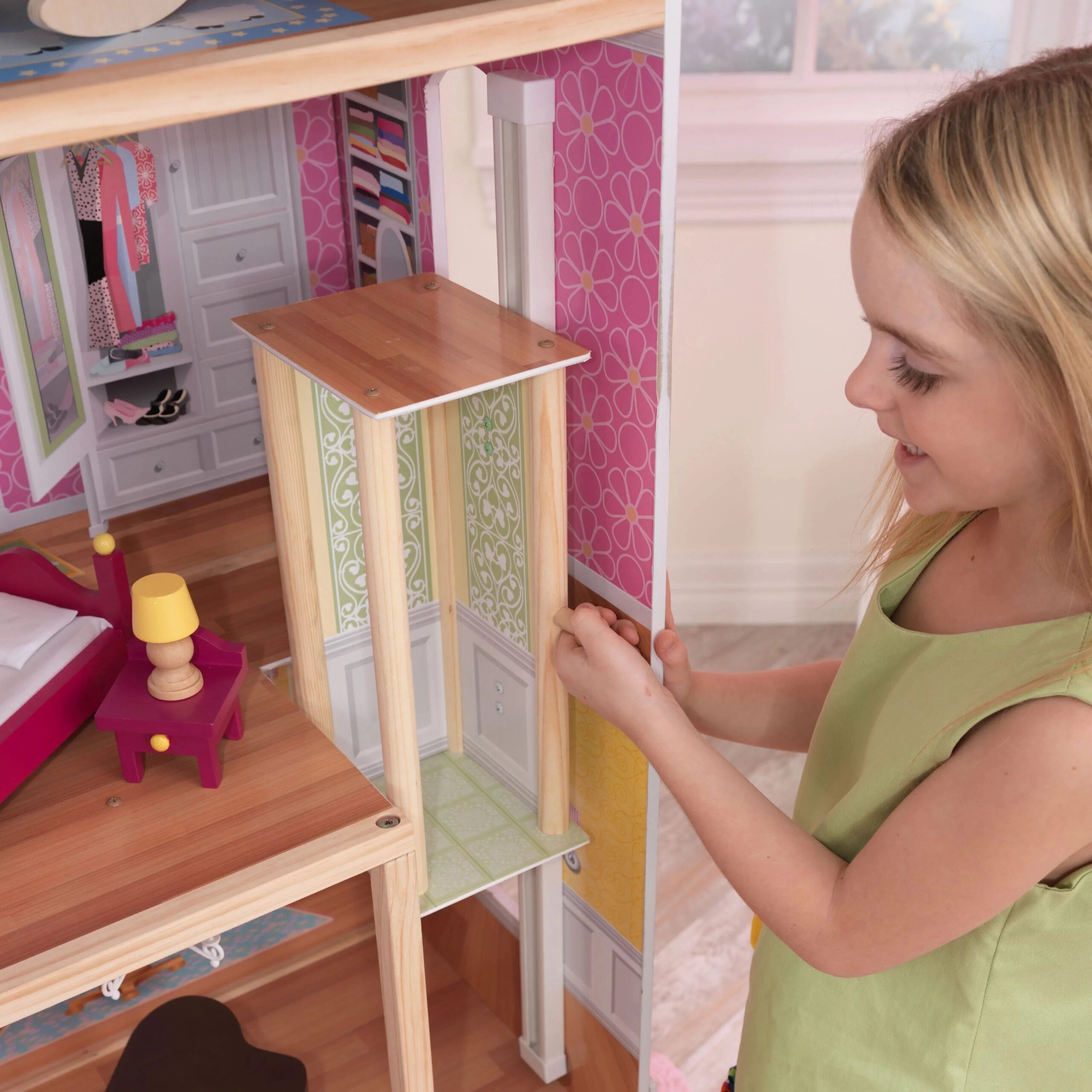 3836fa36436d65259b6f61a690a348036abab8ca01c45a26b9ba72c872c8f1f2-scaled-2 Majestic Mansion drewniany Dollhouse z 34 akcesoria